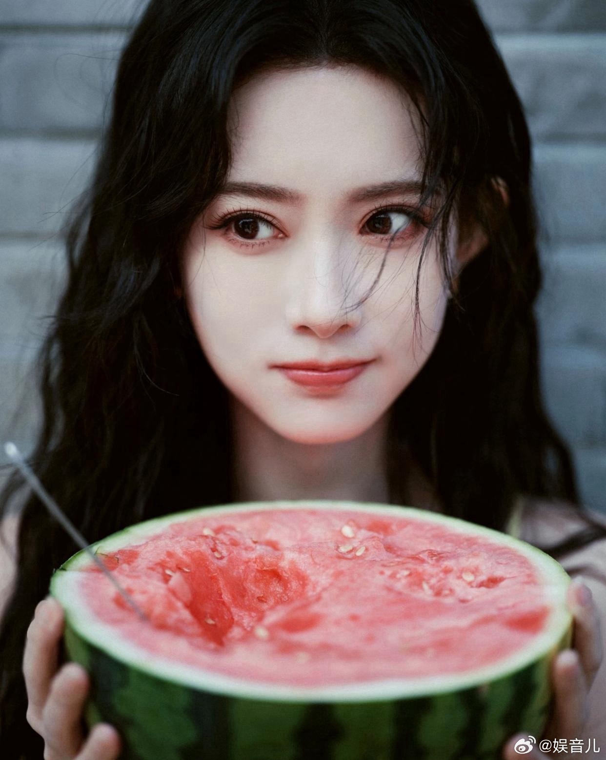 1.孟子义情商高，和她接触过的人都很喜欢她。2.周星驰捧艺人都不长久，因为他没啥