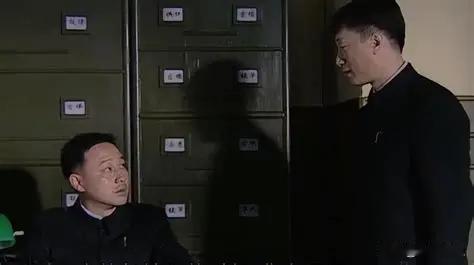 1946年8月，上海江湾刑场，一个男人被五花大绑在篮球架上，双腿之间先挨了一枪。