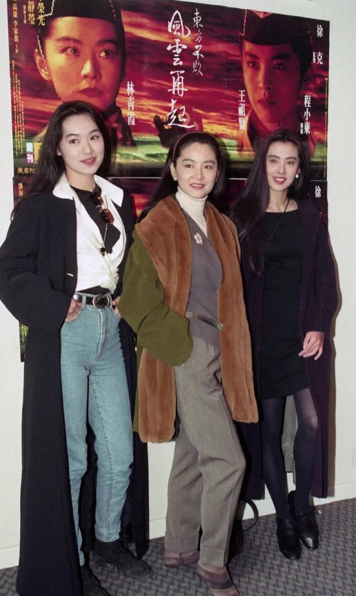 左边这个人是谁？长得太漂亮了，一眼看过去，林青霞和王祖贤在她面前都黯然失色。