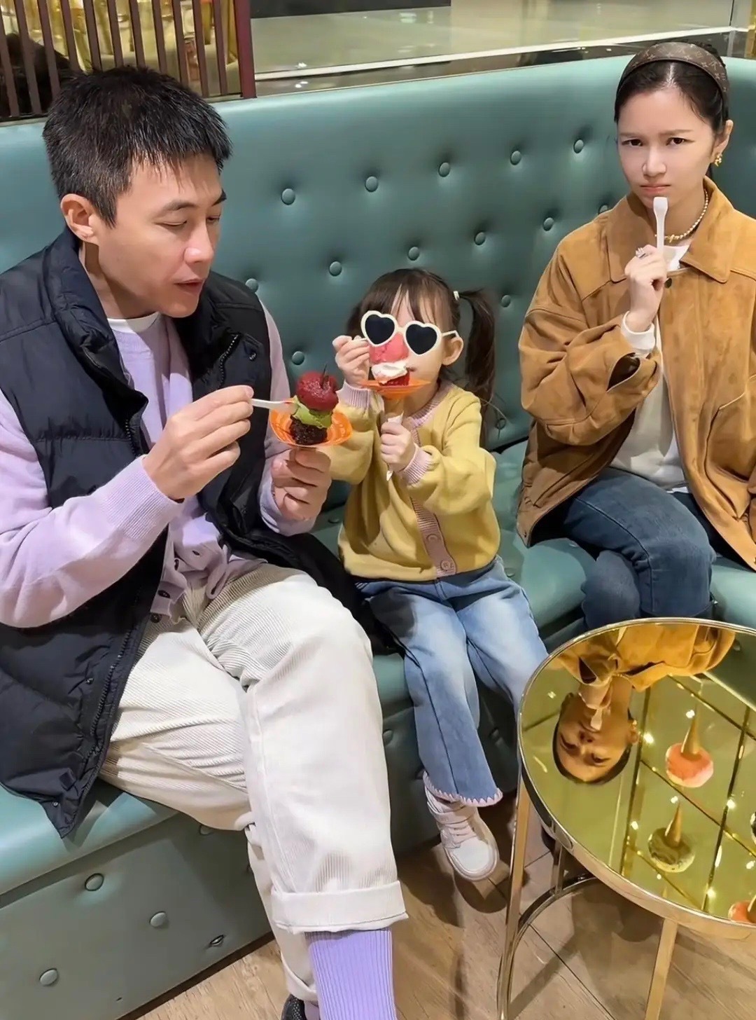 杜淳一家三口逛商场，女儿喂杜淳吃冰淇淋画面温馨，王灿羡慕坏了！