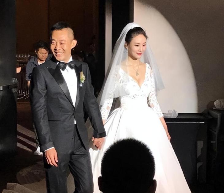 侯勇跑了10年龙套，成名后他哭着说：“没有太太沈蓉，就不可能有我的今天。”可没过