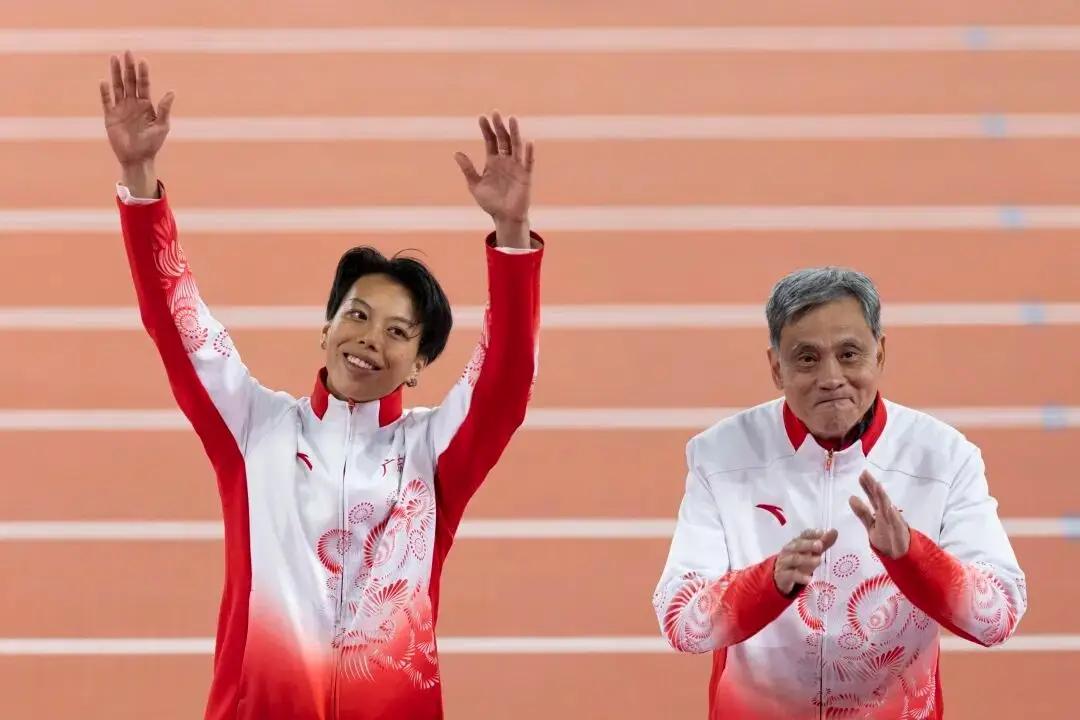 刘景扬确实没有专属教练，她的成功源于三个人。 一个是在她陷入低谷时多次把她拉