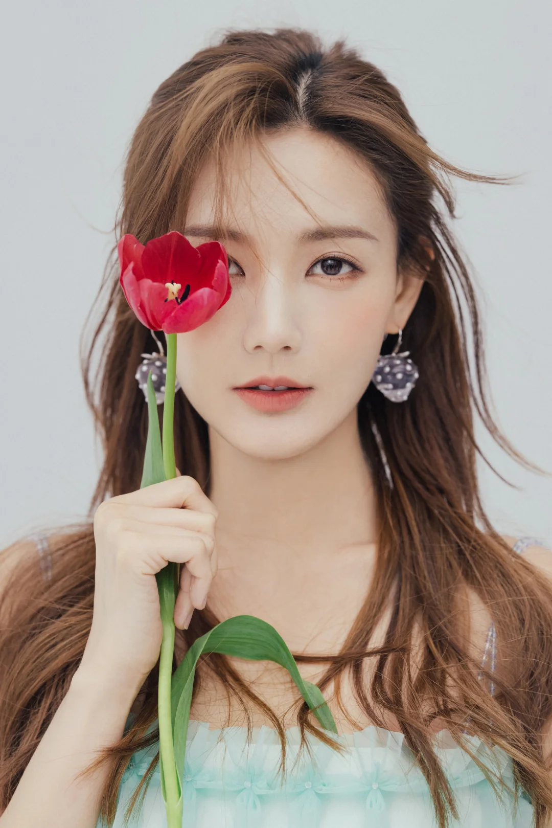 李一桐鲜花少女，浅纱轻盈，这笑容太治愈了。
