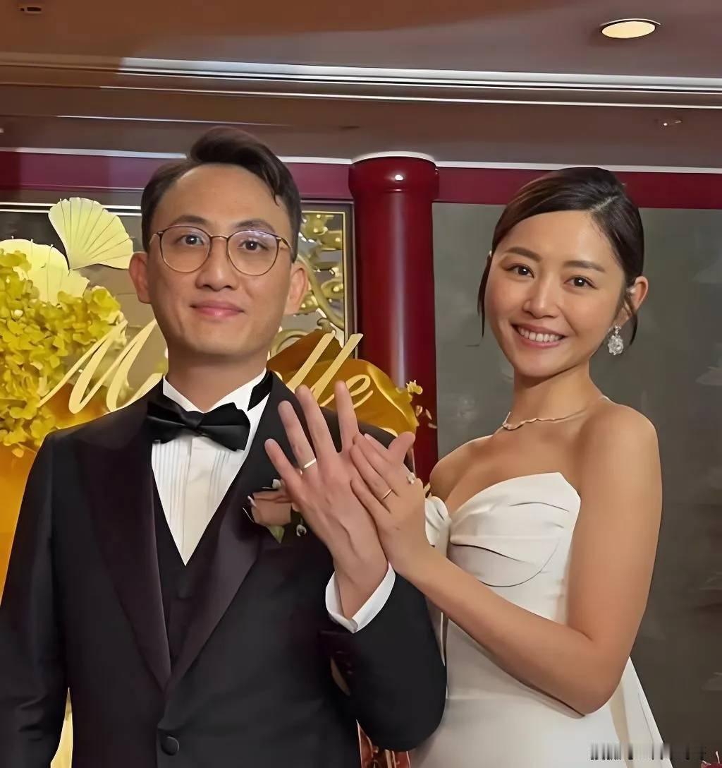百花奖影后卫诗雅事业爱情双丰收，人生赢家！！！卫诗雅老公周祉安一表人才，他是