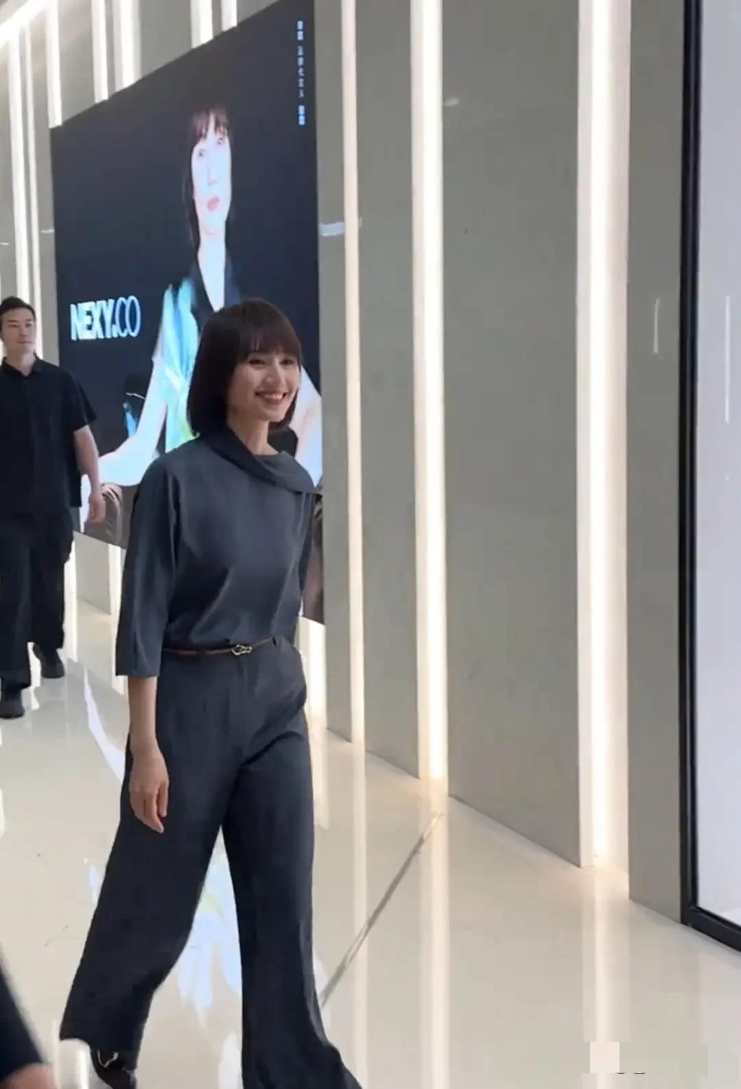 放眼整个娱乐圈，她的穿搭最让人舒服，没有袒胸露乳，没有露大后背，但是一出场就是大