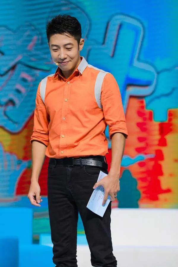 一次，撒贝宁回到家，看到龙凤胎孩子正在地上吃他的拖鞋，老婆李白就在一旁看着，并没