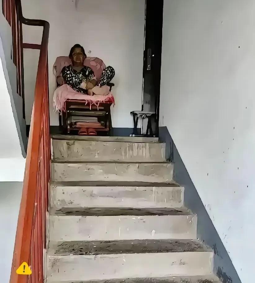 中秋佳节是阖家团圆的日子，家家户户吃吃喝喝，欢声笑语。三楼的楼梯口坐着一个老太