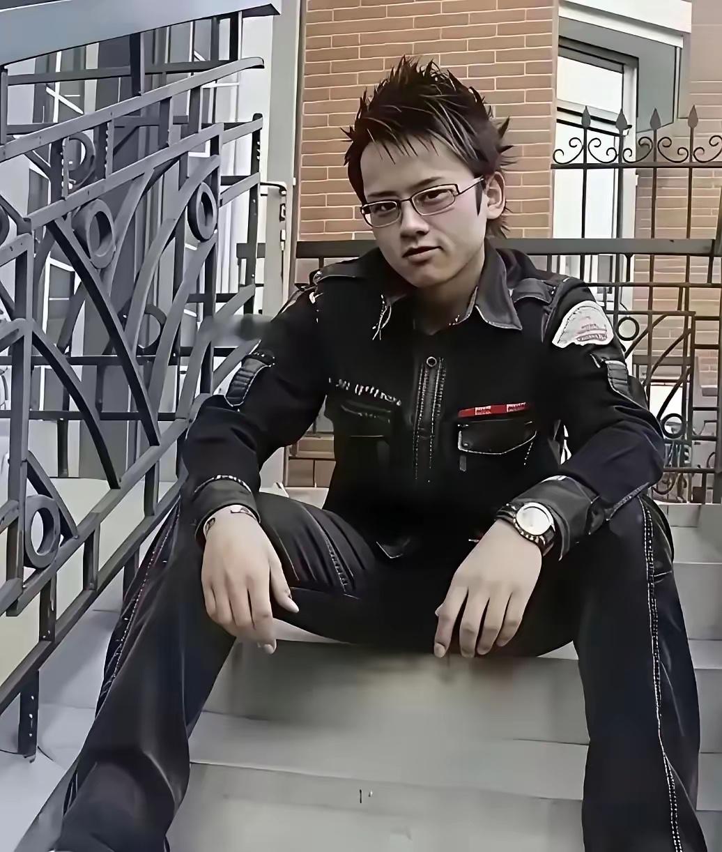 一直有个怀疑，张杰是不是没有造型师啊？为什么每次的穿搭都看上去怪怪的。其实，