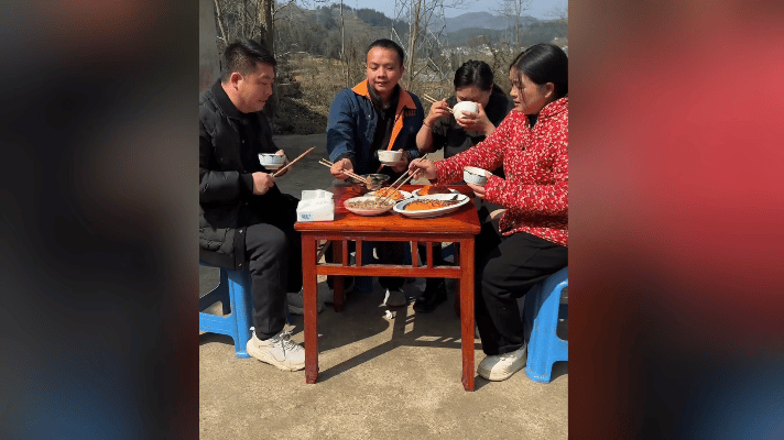 扎心！饭桌上的一幕，看得人心里堵得慌——“你一个上门女婿，配吃肉吗？”“