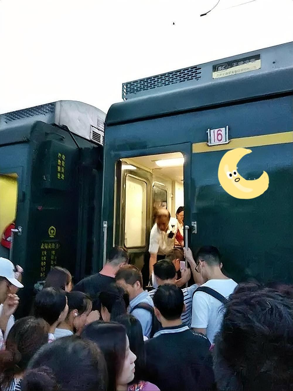 绿皮餐车是敞开式的，几张小桌拼一起，坐满了人，泡面味、饭菜味混着烟火气，菜是家常