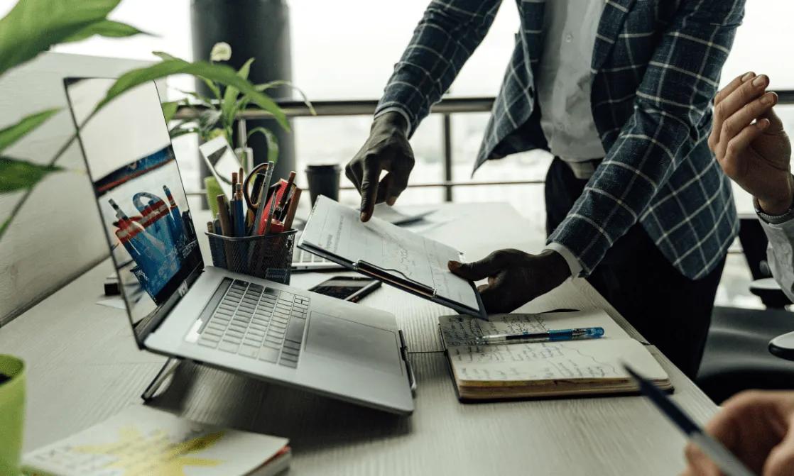 职场安全感不是靠运气等来的，而是外在环境和自身实力一起凑出来的，想稳住这份踏实感