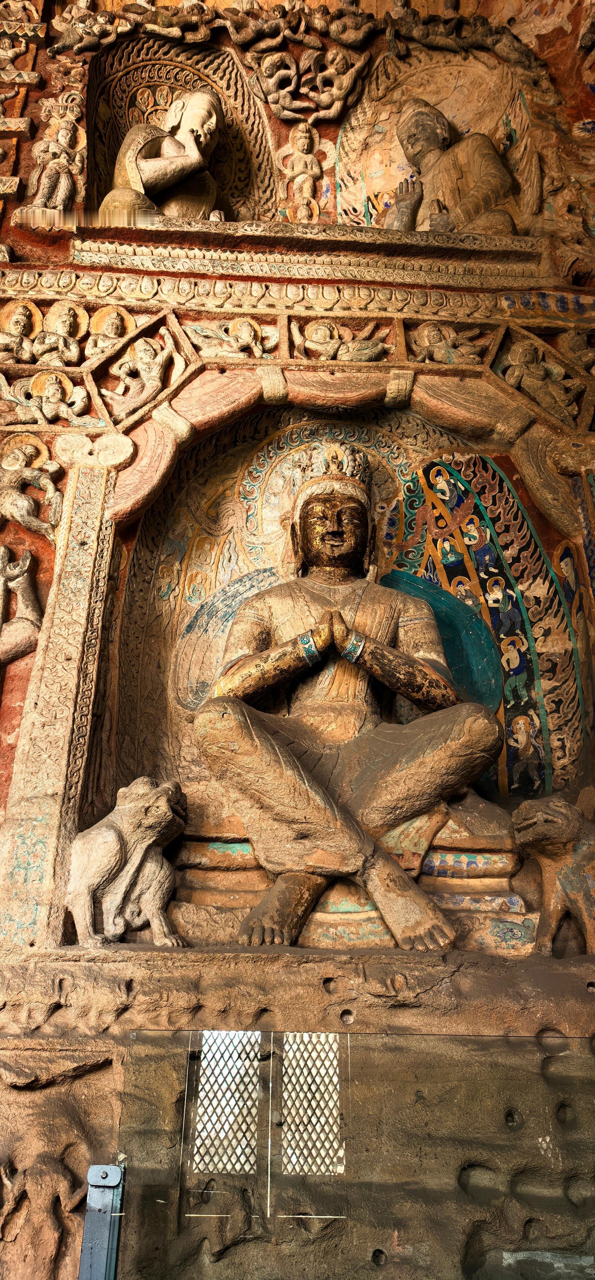 云冈石窟确实很震撼，特别是细节处理，真的是美轮美奂，跟南方的石窟有明显的风格差异