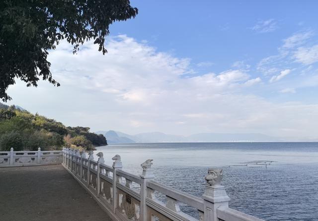 伊朗封锁海峡、油价飙升，俄罗斯成美国打击行动意外大赢家