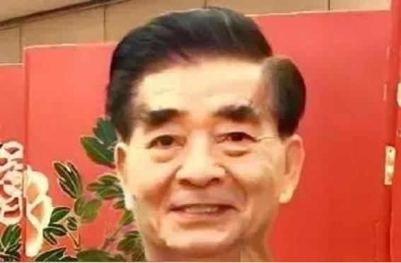 他笑眯眯地跟人握手、捐款、请客吃饭，街坊邻居提起他都竖大拇指，说这是个热心肠的大