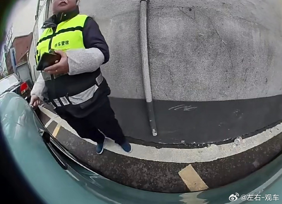 左右观车小米车友爆料：YU7在停车场被人恶意划车，是现场管理员干的，收费还搞破