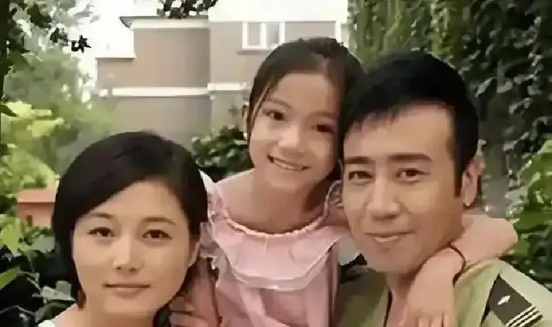 于和伟的“封神瞬间”，不在横店，在商场。蹲成小板凳，给女儿系鞋带，枭雄秒变