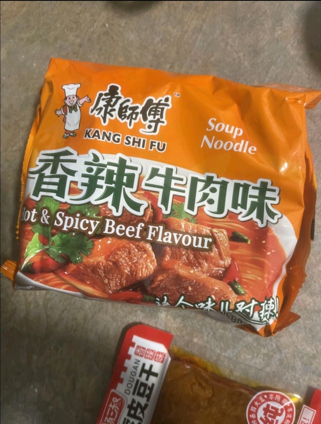 方便面只敢欺负中国人？中国的红烧牛肉面，到了国外去卖，只能叫红烧牛肉味，中国这