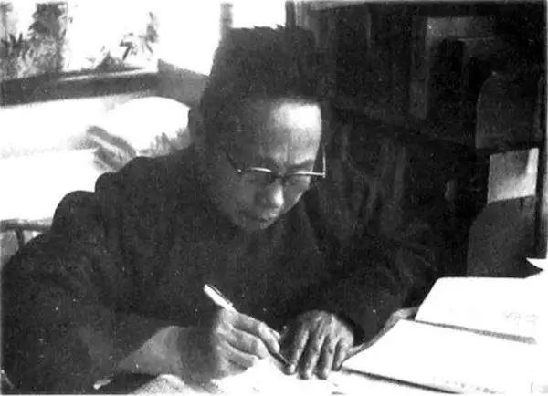 1943年，国民党少将观察员在延安视察半年后向蒋介石呈递了一份视察报告。蒋介石阅