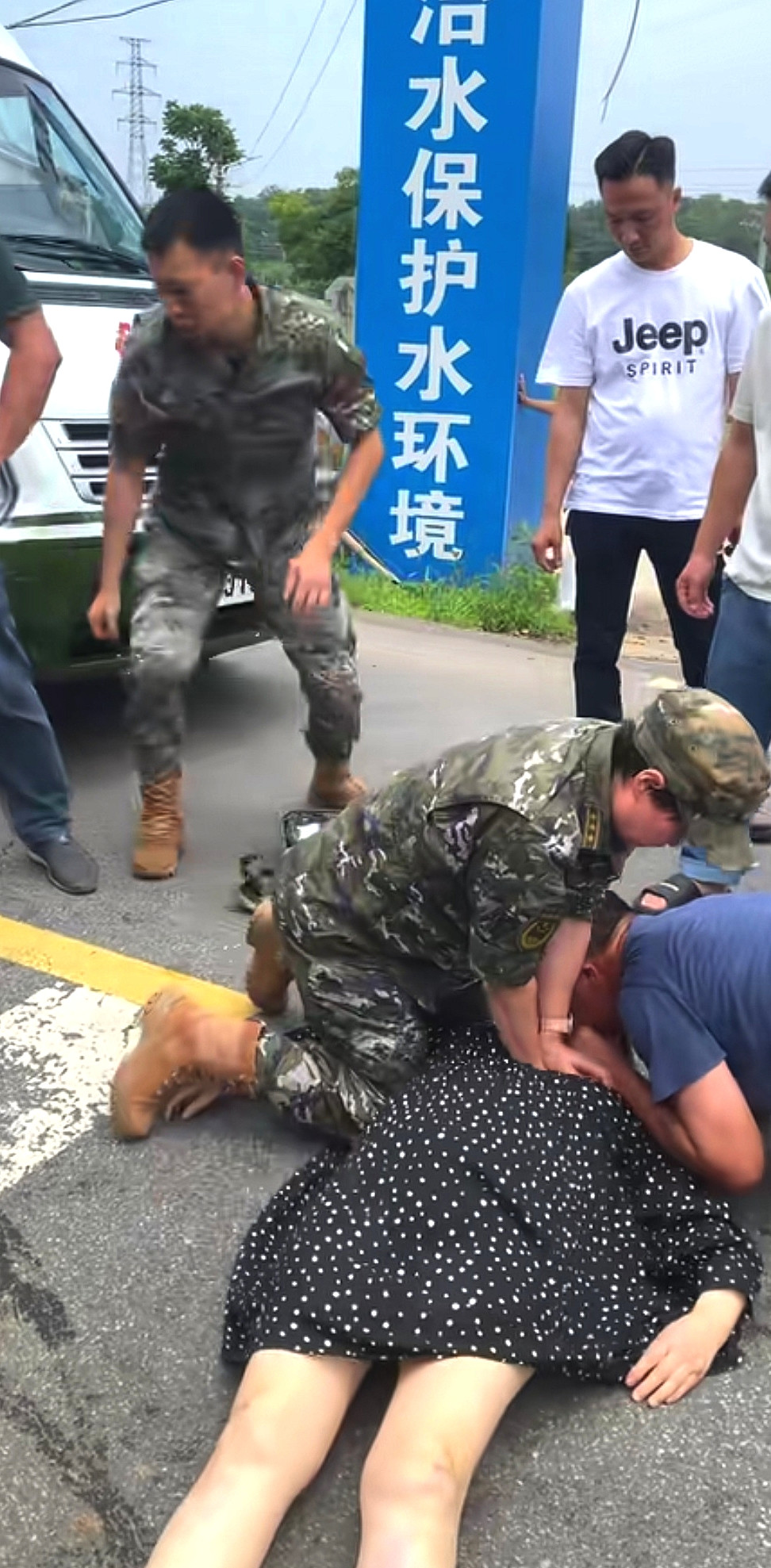 这才是真男人，再尴尬也要救人。