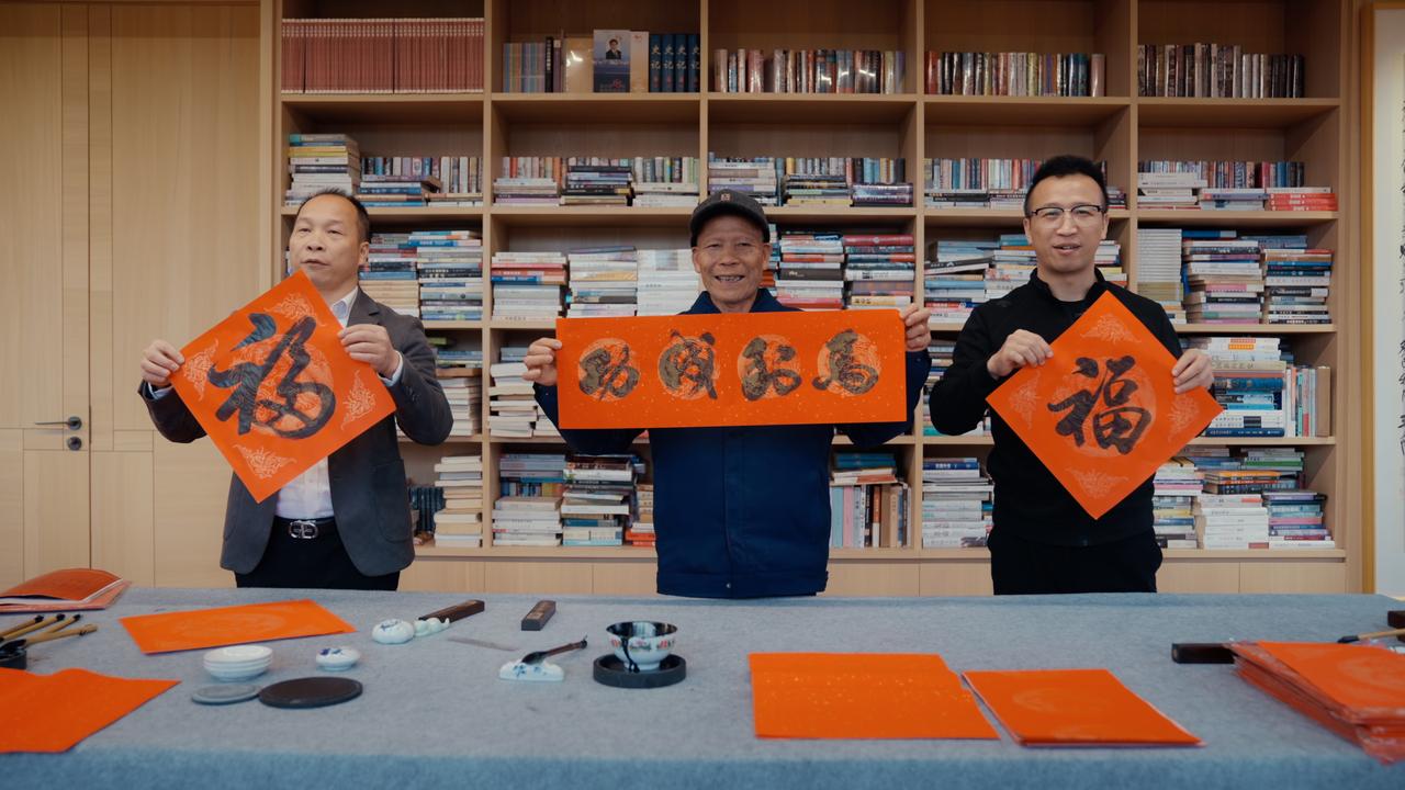 在外人眼里，周智琛是媒体大佬、企业高管；可一回到泉州老家，他就是阿琛，那个帮爸爸