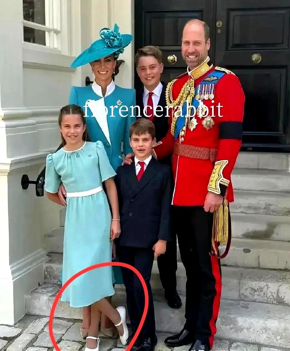 威廉王子和凯特王妃在今天参加完英国皇家军队阅兵式后，与可爱的三个孩子们分享了一张