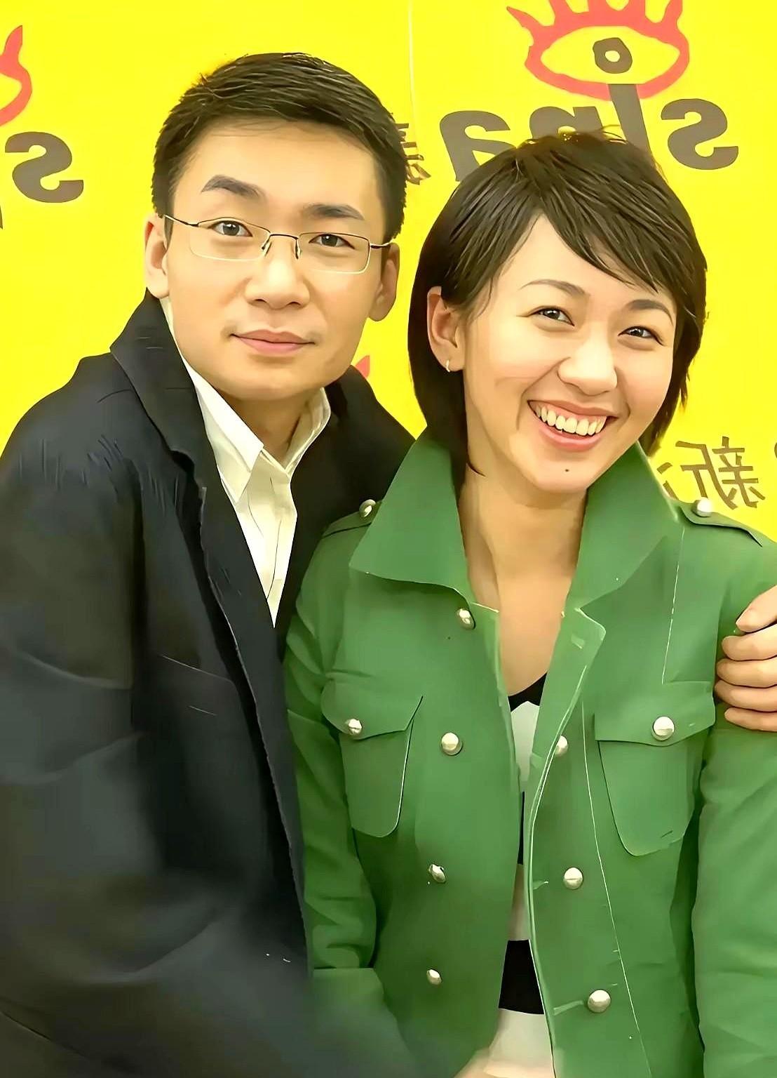 她不靠婚姻发光，她自己就是灯。2025年，她摘下新闻联播的耳麦，穿着平底鞋走进