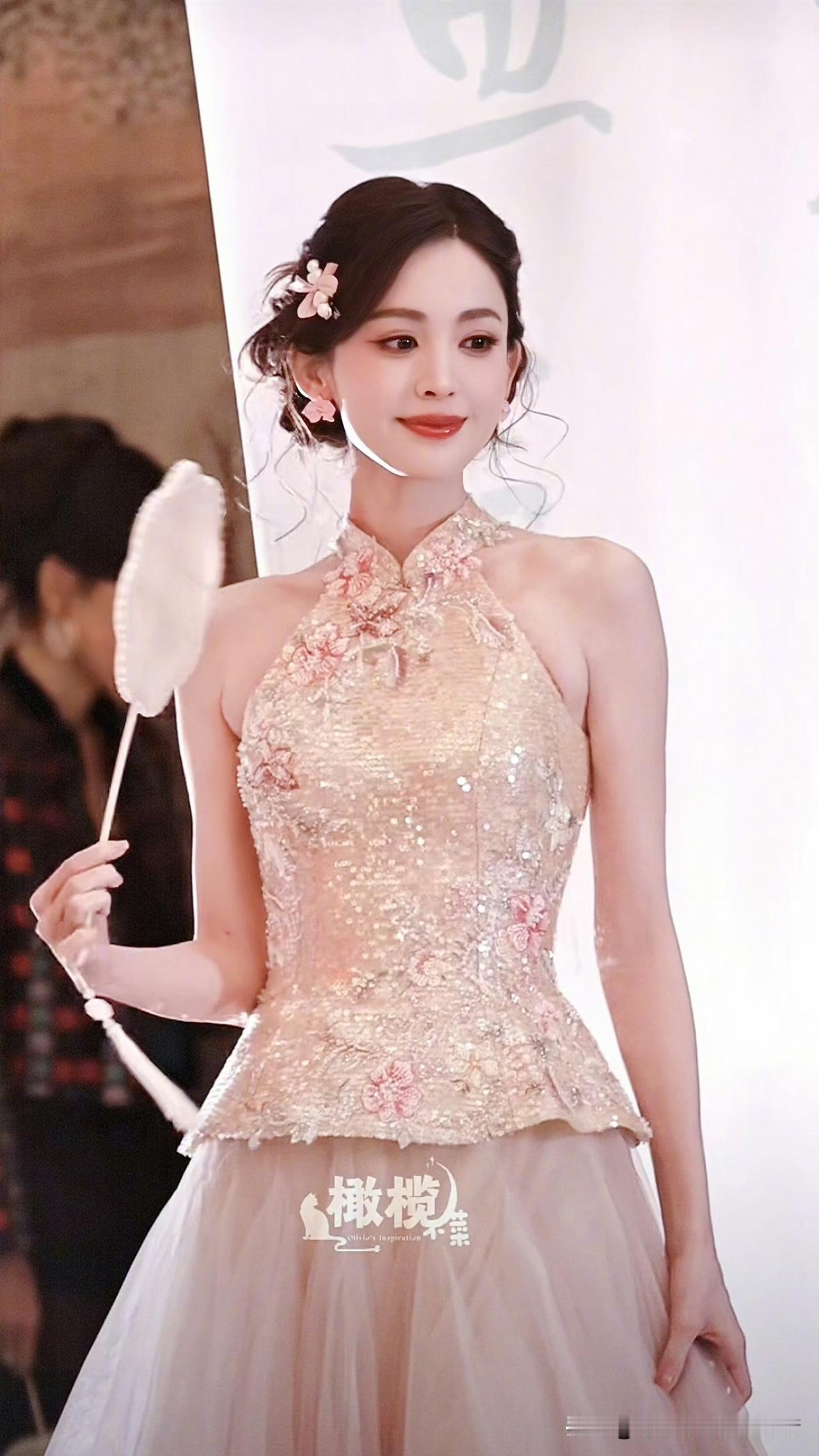 古力娜扎亮相《玉茗茶骨》首映礼的造型，一眼就惊艳了时光。香槟色旗袍领礼裙缀满碎钻