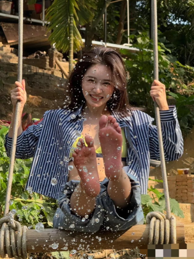 美娜，165cm，光脚玩水上秋千，脚丫好美，脚底红润，一看就是美脚，你们看看是不