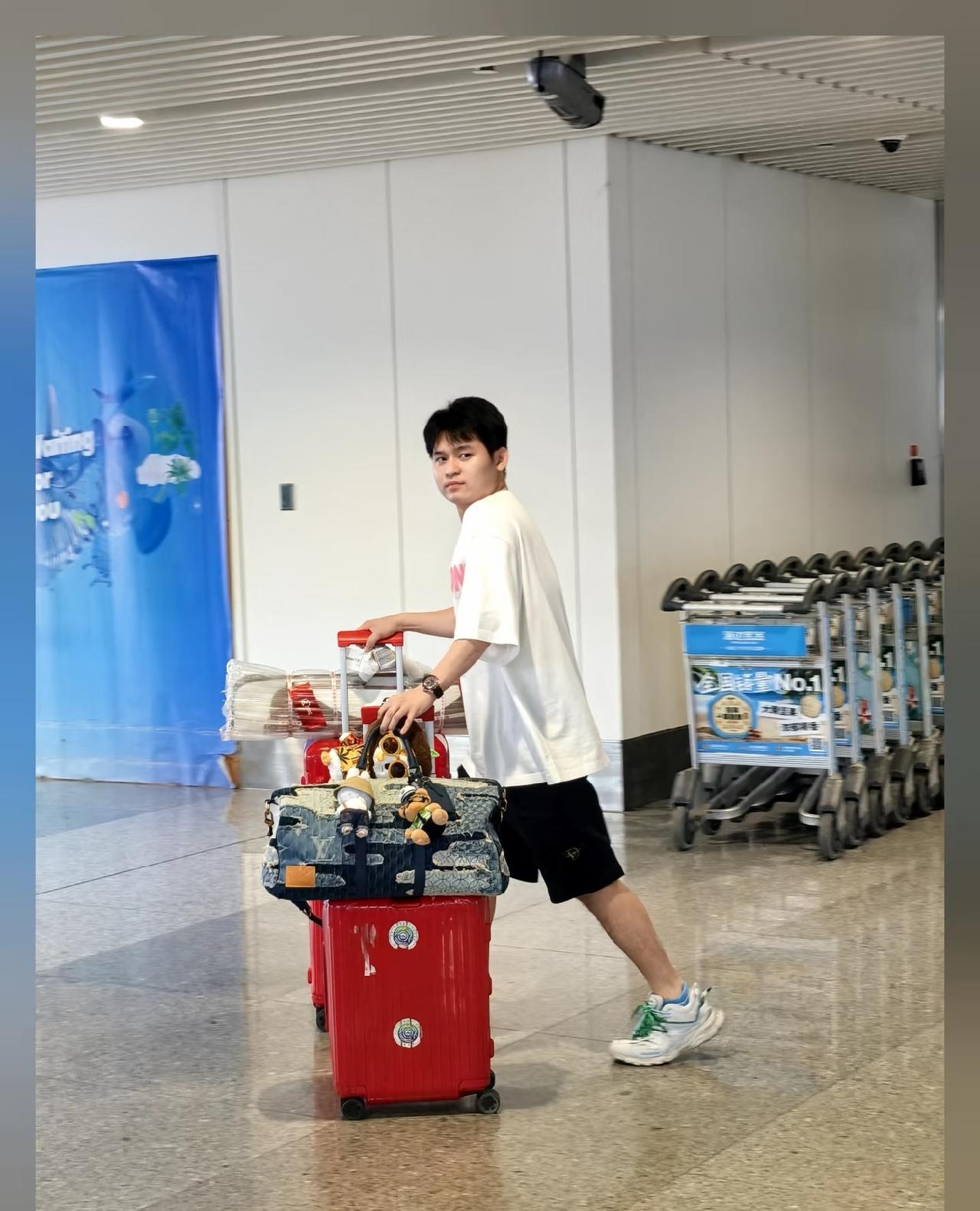5月13日，林诗栋回到海南家乡，打扮就像是刚毕业的大学生一样，他还与路人的小朋友