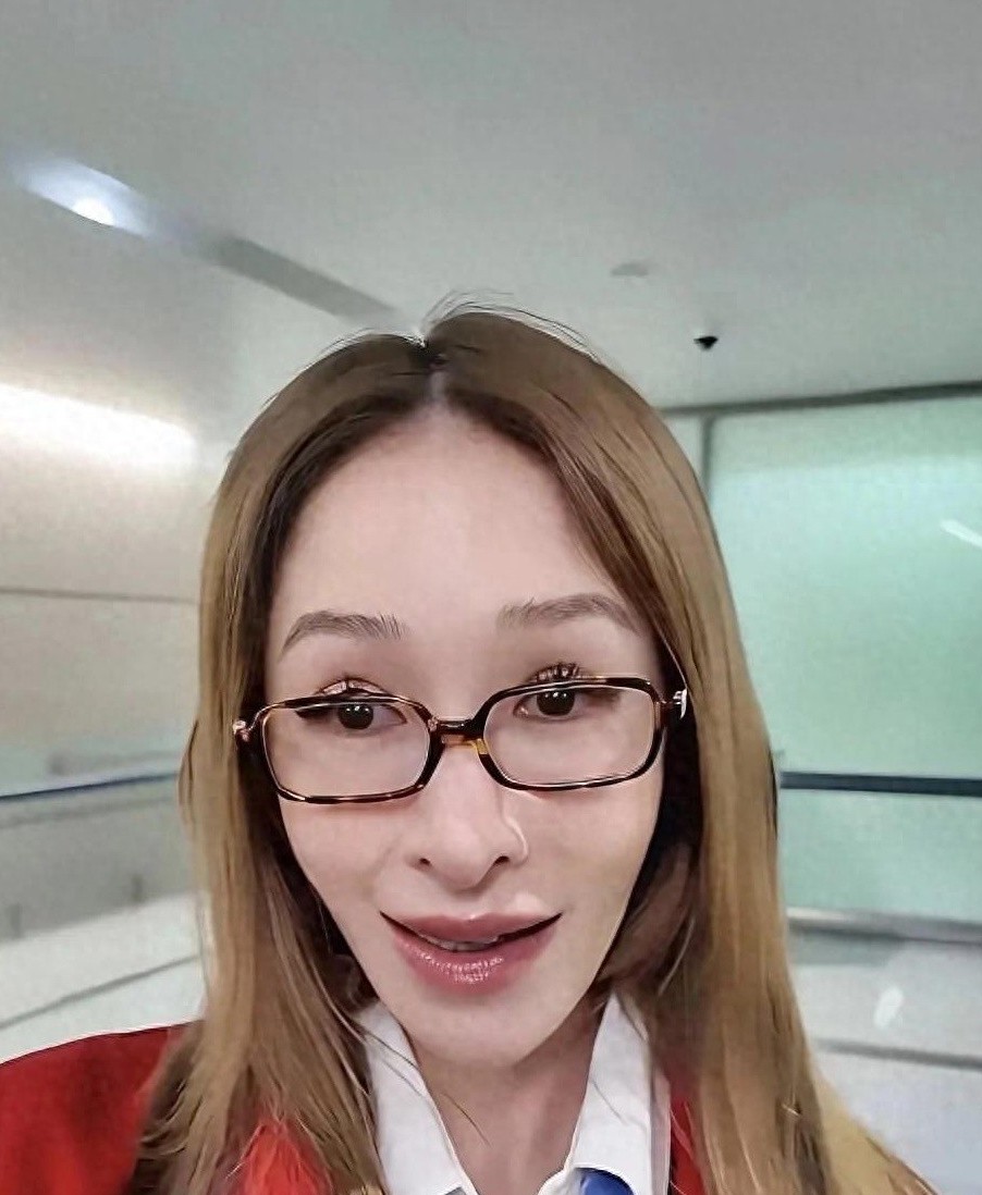 萧亚轩近照看得我一愣，曾经港风灵气脸，咋整成硅胶感了