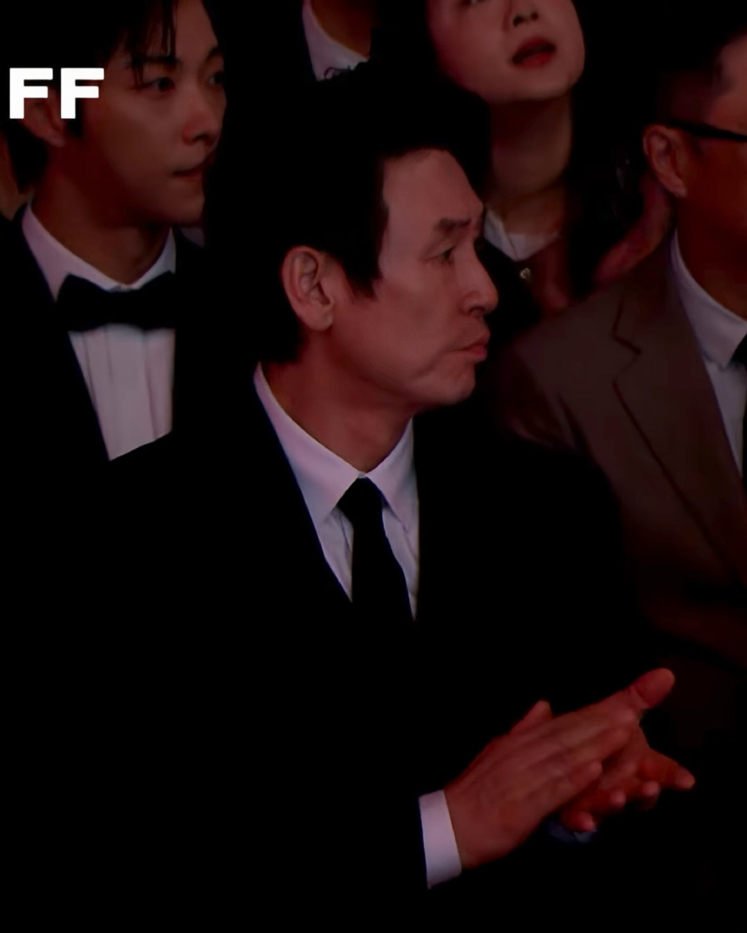谁来懂一下…昨天开幕式镜头切到咕脸上真的好神……​