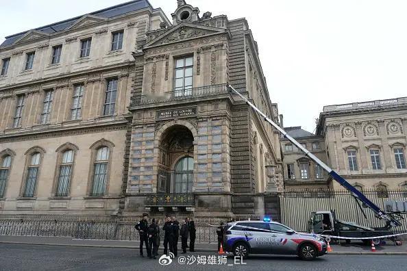 笑死[捂脸哭]法国著名的卢浮宫博物馆10月19日即今天上午，发生抢劫事件，三名劫匪