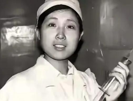 1989年，黑龙江19岁的护士李晶莉捡回10岁流浪男孩，为抚养他长大，2年不恋爱