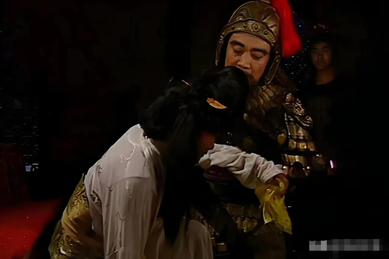 189年秋，曹操带兵冲入皇宫，见宦官就砍，在乱军之中，迎面撞上了衣衫不整的何太后