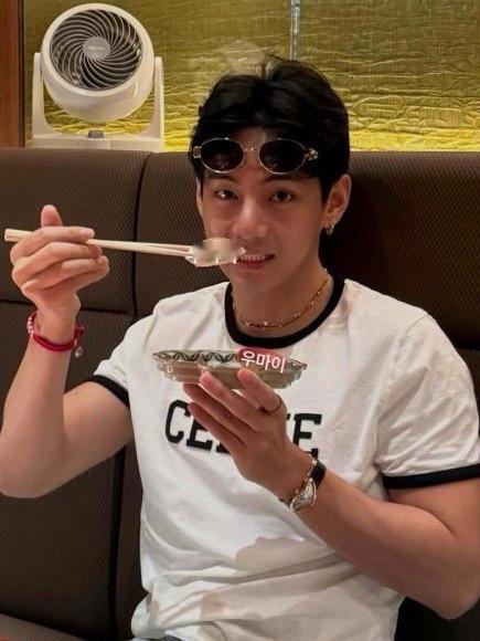 金泰亨吃吧你就吃个精光。其实少吃也挽救不了你这张脸了。侧面难堪，正面更是暴击。