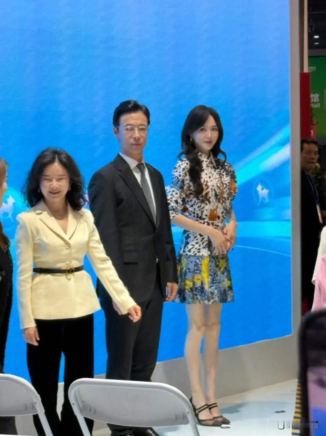 唐嫣在录音风波后首露面，她现身上海进博会出席活动。卷发披肩，穿着花色短裙，肤色很