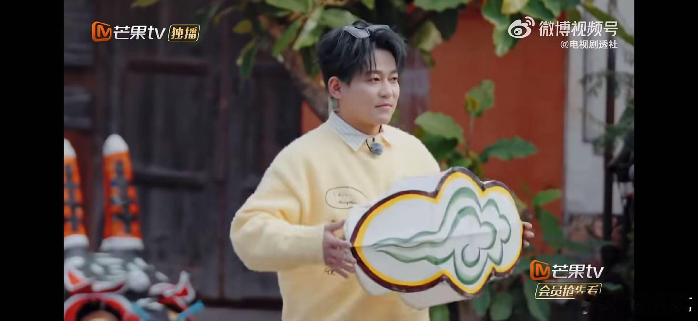 苏醒我的猫步很曼妙快乐老友记苏醒的猫步果然很曼妙，提着灯笼走路，妥妥的云中漫步