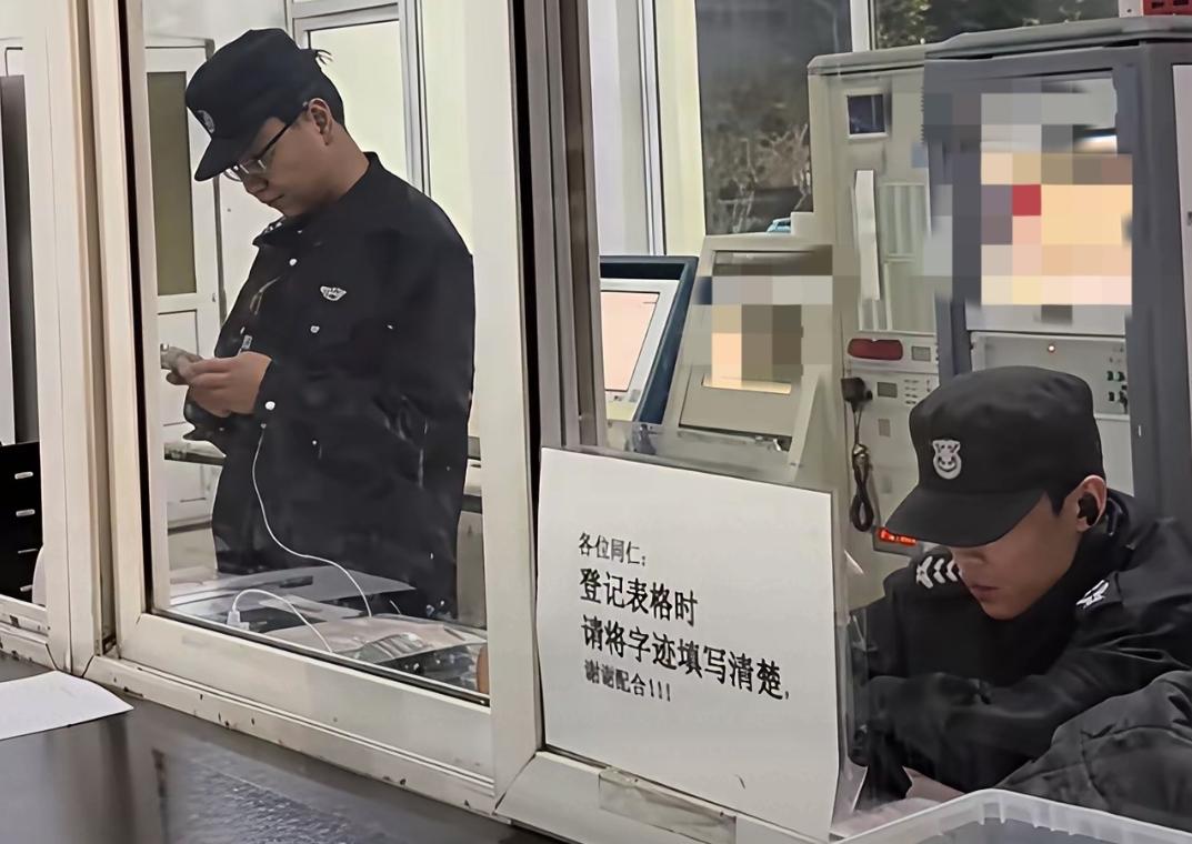 早上起来出去遛弯，走到一个小区门口，看到门卫室里面两个保安居然都在聚精会神的看手