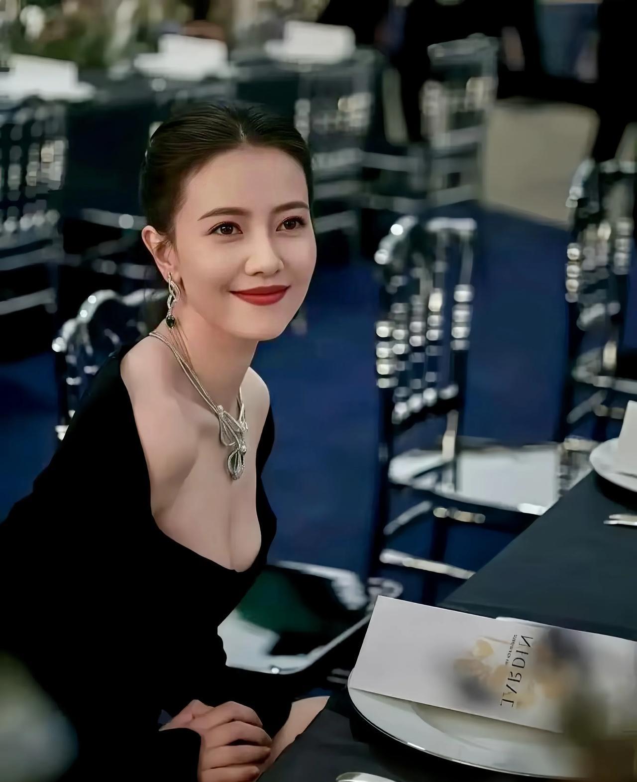 高圆圆晚宴美图，她身穿黑色系Look，盘着头发，额头饱满，佩戴精美首饰，珠圆玉润