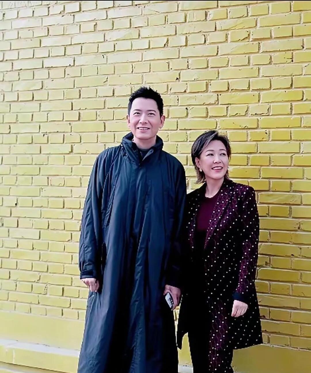 难得一见戴军和李静的同框，他们曾是最默契的搭档，主持过《超级访问》，陪伴了很多7