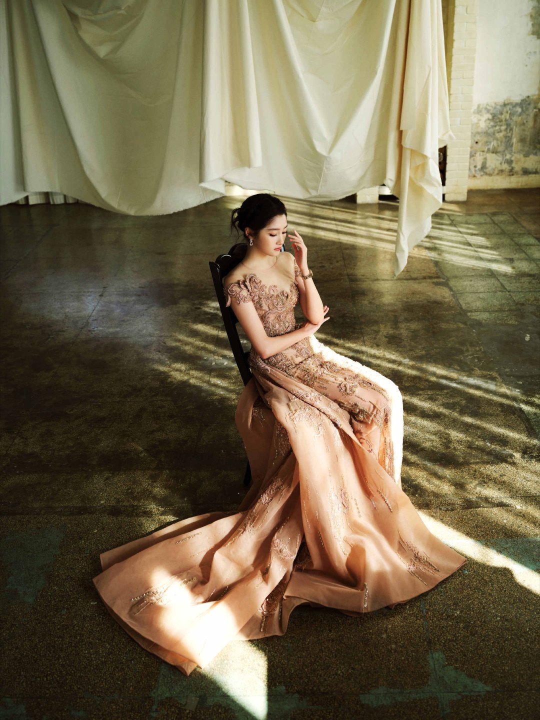 关晓彤玫瑰金薄纱礼服🌸筱婷来啦～关晓彤玫瑰金薄纱礼服​​​