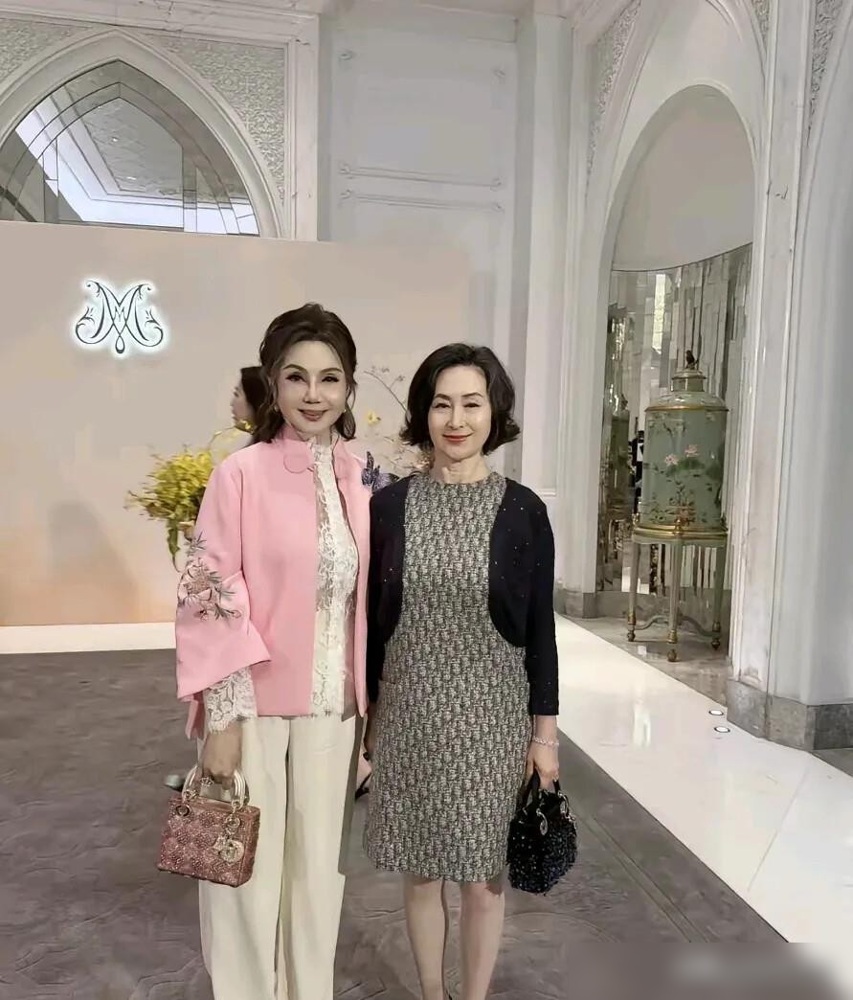 赌王家宴，何猷君结婚答谢宴，二房大姐何超琼脚上那双银色小高跟，直接把全场镇住了。一身Dior黑裙，三