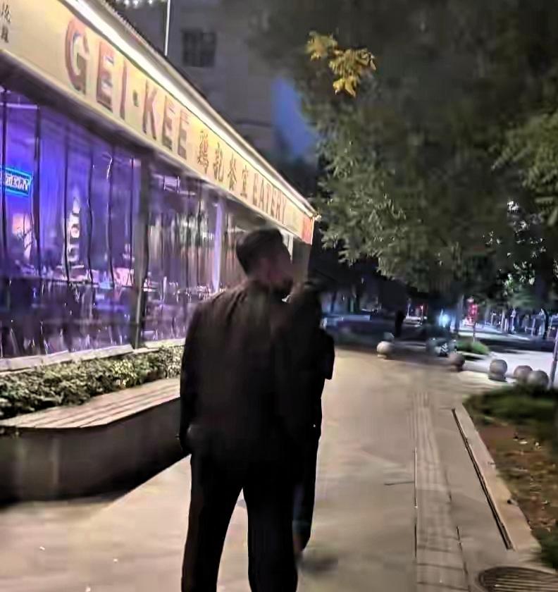 谁也没想到，此前从不主动晒亲子动态的汪小菲，悄悄把刚小学毕业的玥儿接回北京过暑假