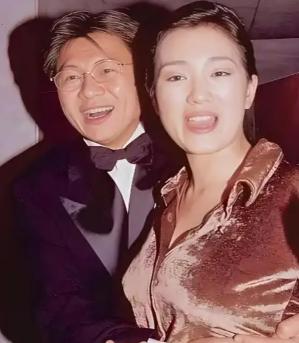 1996年，巩俐嫁给了号称新加坡烟草大王的黄和祥，31岁的巩俐头一回结婚，本想和
