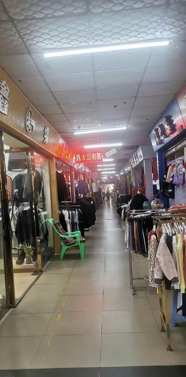 为什么唯独在我们中国，电商彻底干趴了实体店？这么说吧，同样的东西，网上卖300，