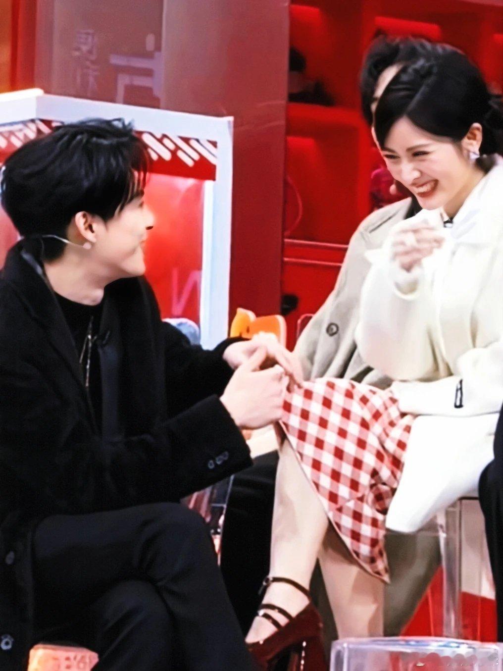 你好星期六月月说“你是卧底吧”的时候真的好治愈啊～软软糯糯的语气里藏着满满的可