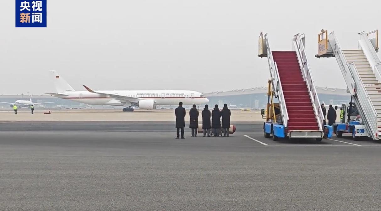 2月25日德国总理抵达北京，默茨妻子未同行；他也是春节后首位访华的贵宾，专机落地