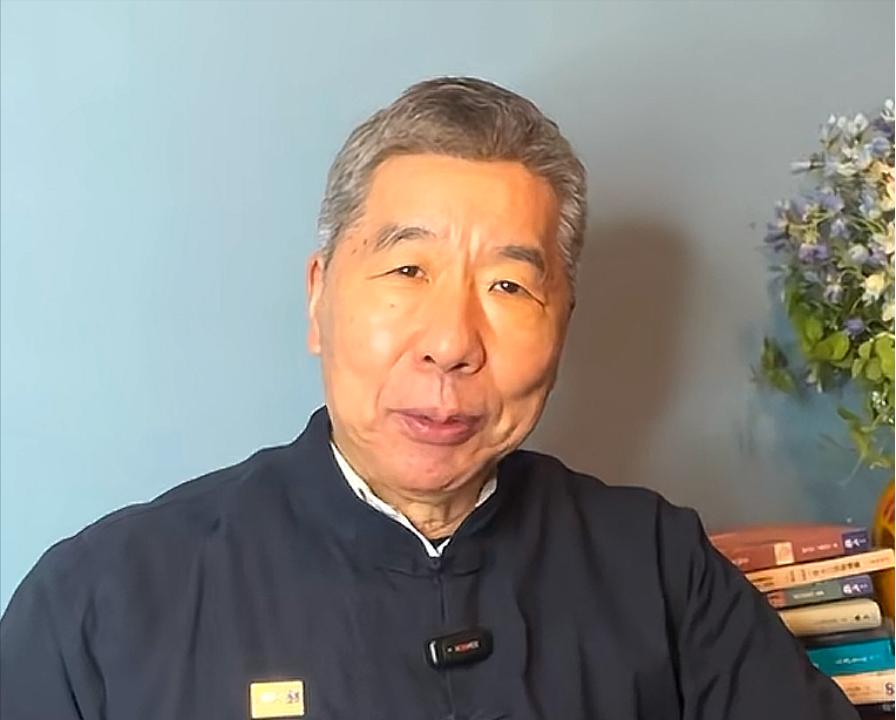 5月5号下午，张亚中分析了国民党内部关于“军购特别预算”提出的两个版本：这出戏里