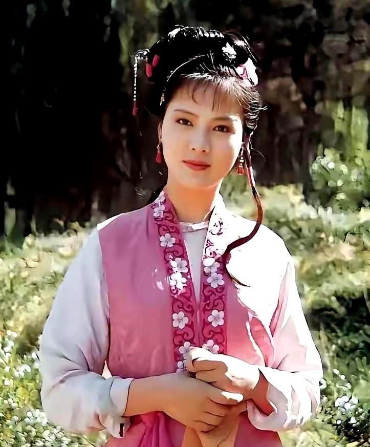 真没想到，87版《红楼梦》里“土气”的袭人，竟是个古典大美人。导演王扶林就怕