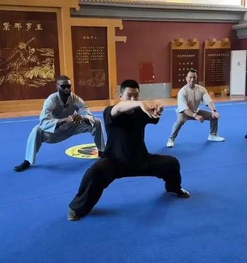 球星跑少林寺蹲马步去了？网上一堆人急着喷"作秀"、"打卡"、"心灵鸡汤"。我盯着